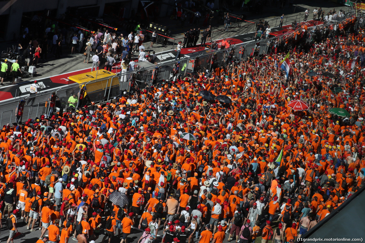 GP AUSTRIA, 30.06.2019 - Gara, Max Verstappen (NED) Red Bull Racing RB15 fans after the end of the race