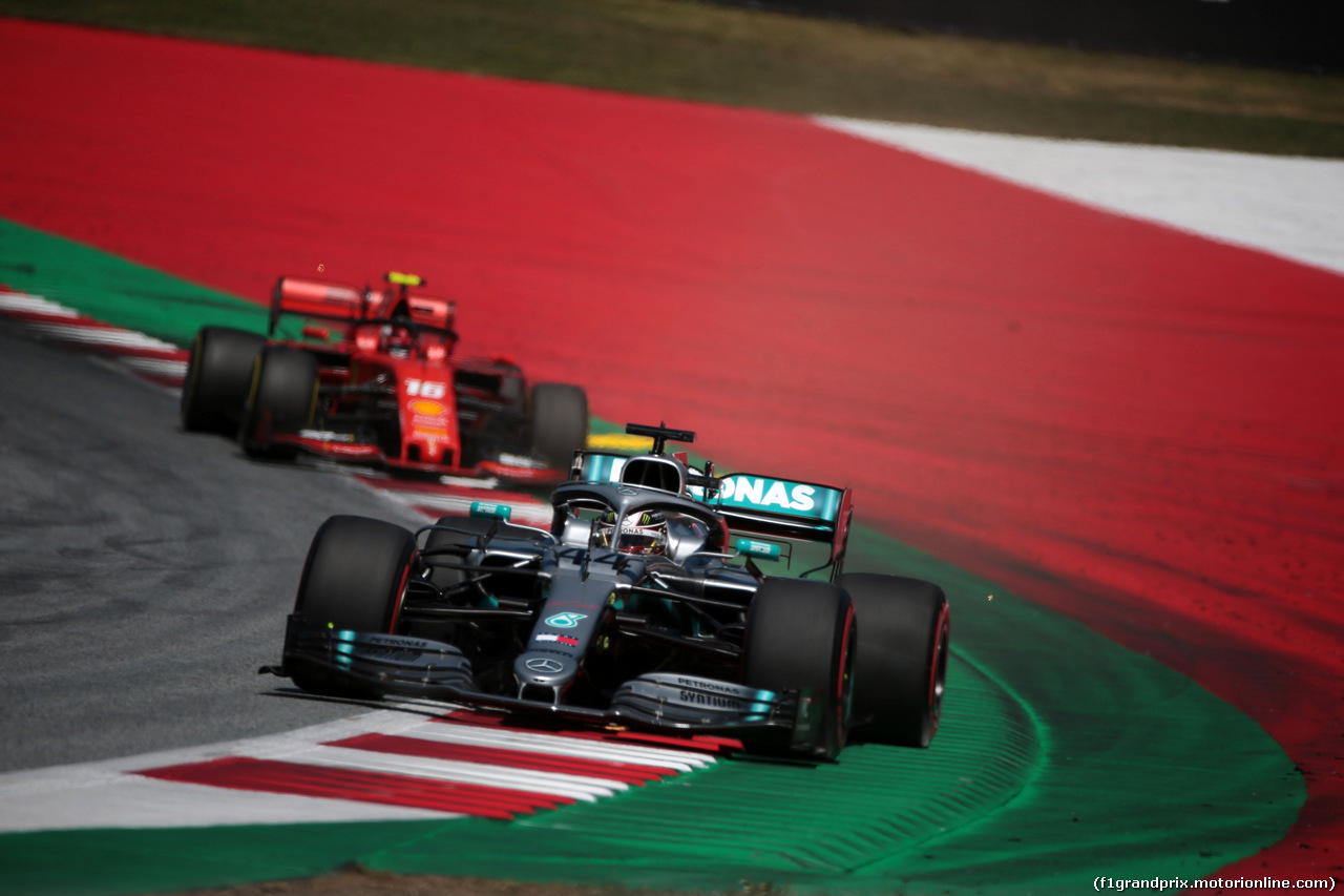 GP AUSTRIA, 29.06.2019 - Qualifiche, Lewis Hamilton (GBR) Mercedes AMG F1 W10 davanti a Charles Leclerc (MON) Ferrari SF90
