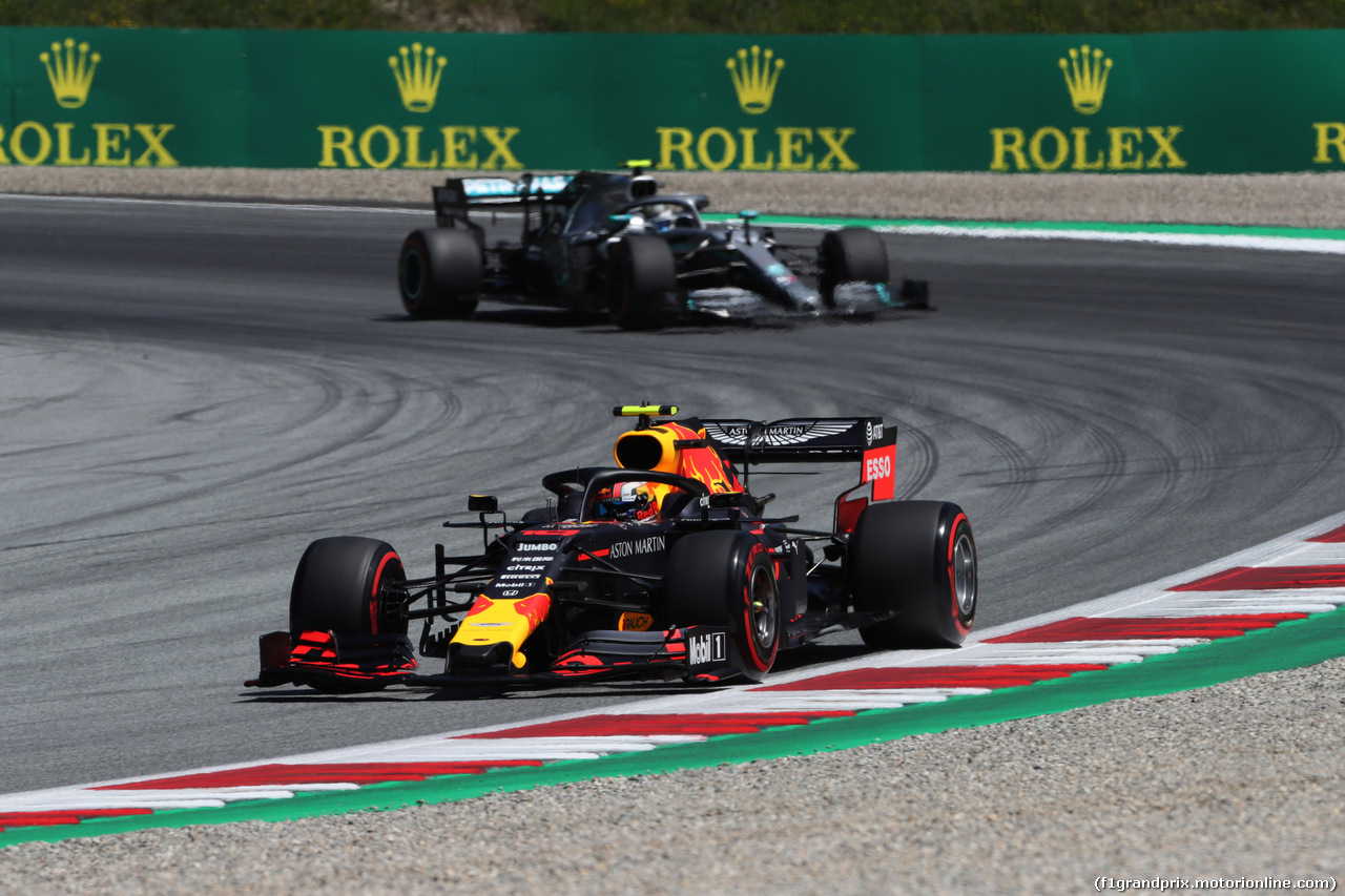 GP AUSTRIA, 28.06.2019 - Prove Libere 1, Pierre Gasly (FRA) Red Bull Racing RB15  davanti a Valtteri Bottas (FIN) Mercedes AMG F1 W010
