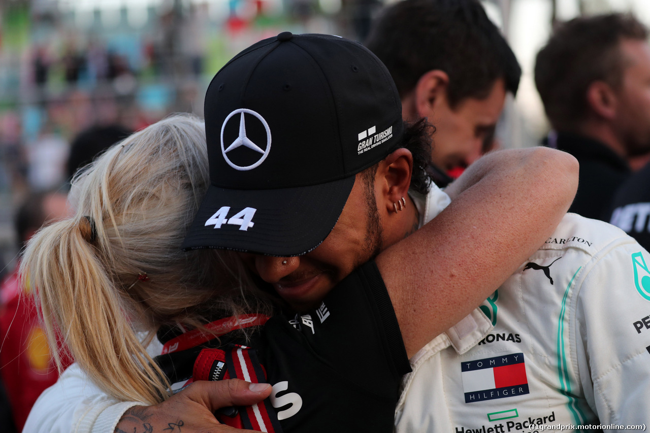GP AZERBAIJAN, 27.04.2019 - Qualifiche, 2nd place Lewis Hamilton (GBR) Mercedes AMG F1 W10 with Angela Cullen (NZL) Mercedes AMG F1 Physiotherapist of Lewis Hamilton (GBR)