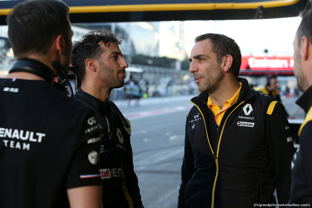 GP AZERBAIJAN, 27.04.2019 - Qualifiche, Daniel Ricciardo (AUS) Renault Sport F1 Team RS19 e Cyril Abiteboul (FRA) Renault Sport F1 Managing Director