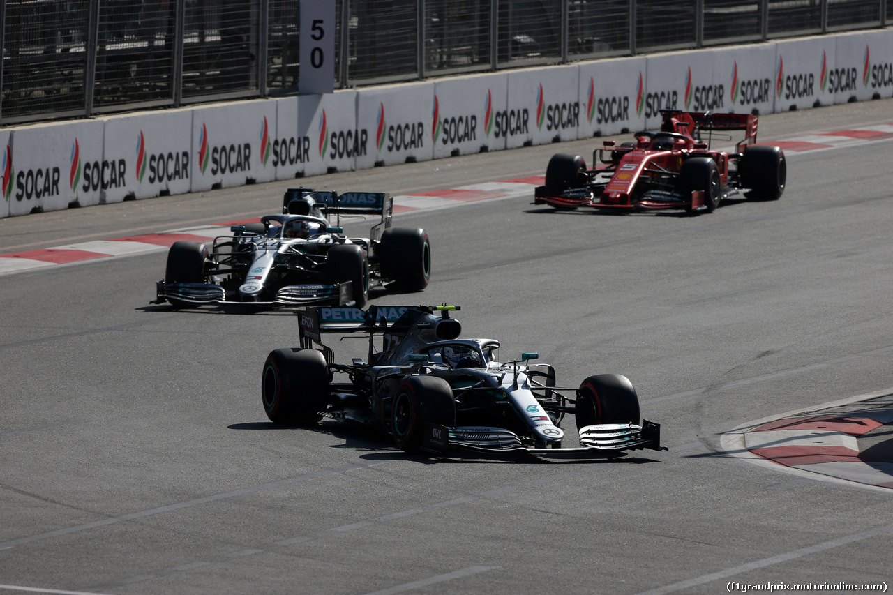 GP AZERBAIJAN, 28.04.2019 - Gara, Valtteri Bottas (FIN) Mercedes AMG F1 W010 davanti a Lewis Hamilton (GBR) Mercedes AMG F1 W10