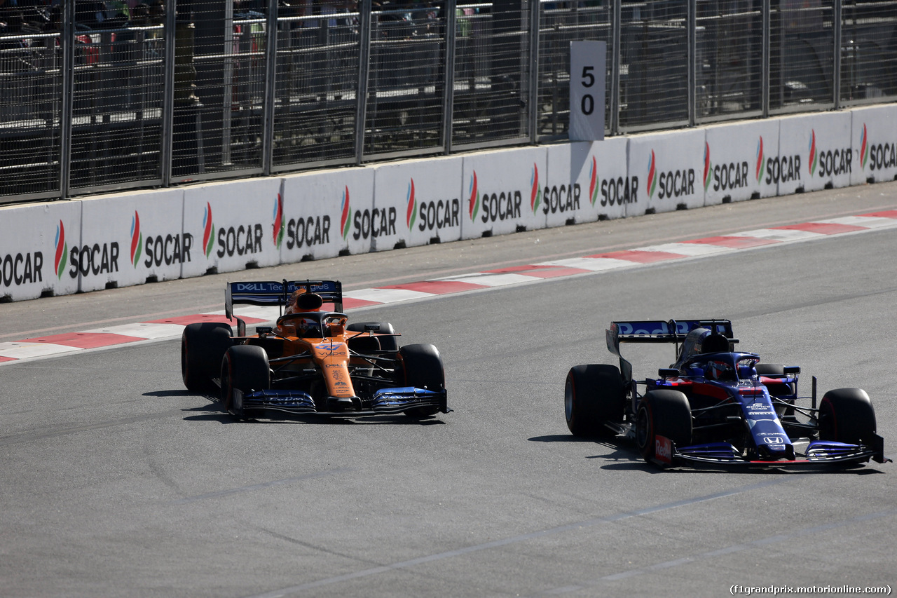 GP AZERBAIJAN, 28.04.2019 - Gara, Carlos Sainz Jr (ESP) Mclaren F1 Team MCL34 e Daniil Kvyat (RUS) Scuderia Toro Rosso STR14