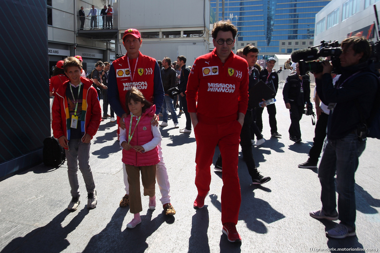 GP AZERBAIJAN, 27.04.2019 - Prove Libere 3, John Elkann (ITA), President Ferrari with his sons e Mattia Binotto (ITA) Ferrari Team Principal