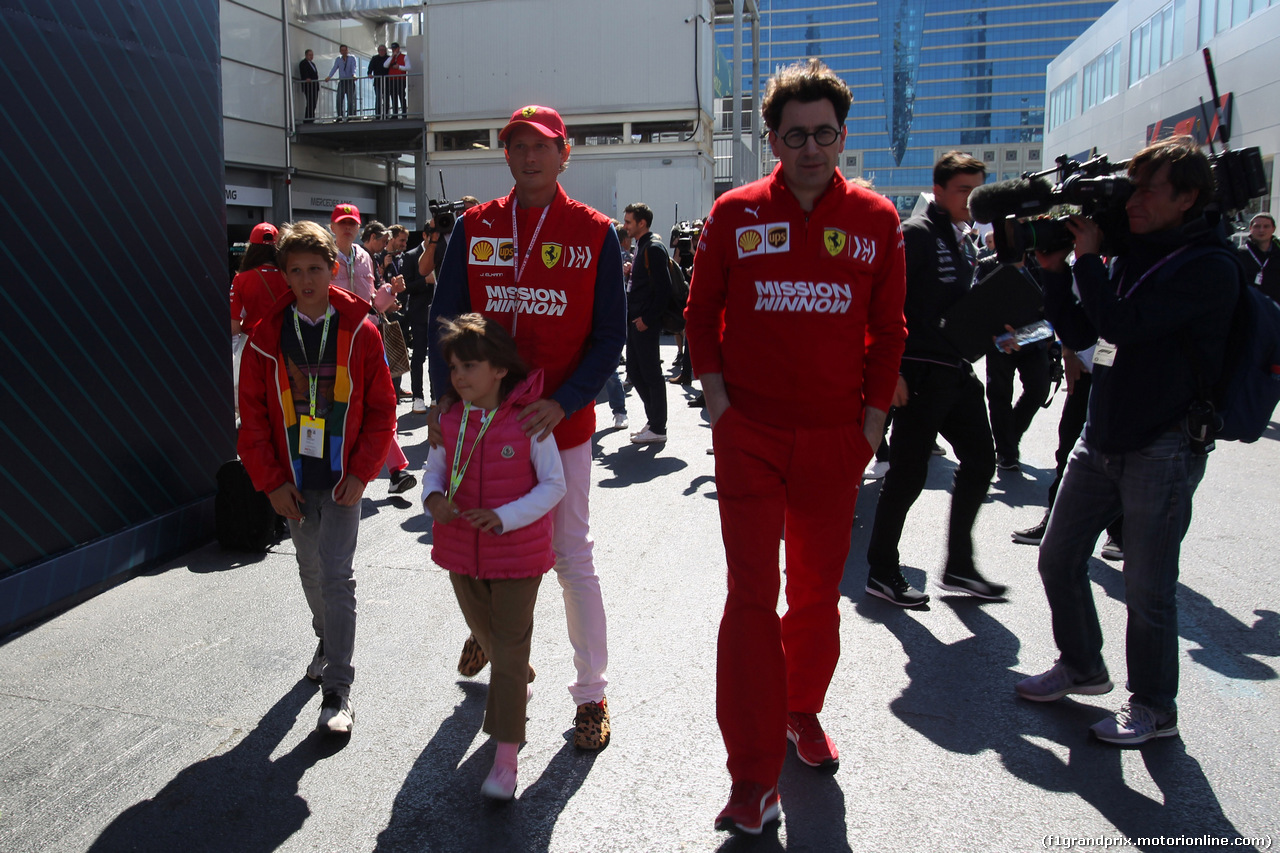 GP AZERBAIJAN, 27.04.2019 - Prove Libere 3, John Elkann (ITA), President Ferrari with his sons e Mattia Binotto (ITA) Ferrari Team Principal