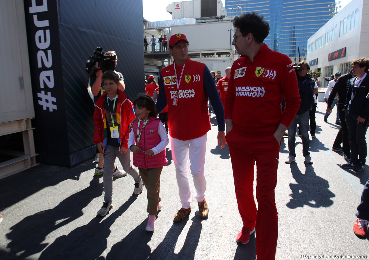 GP AZERBAIJAN, 27.04.2019 - Prove Libere 3, John Elkann (ITA), President Ferrari with his sons e Mattia Binotto (ITA) Ferrari Team Principal