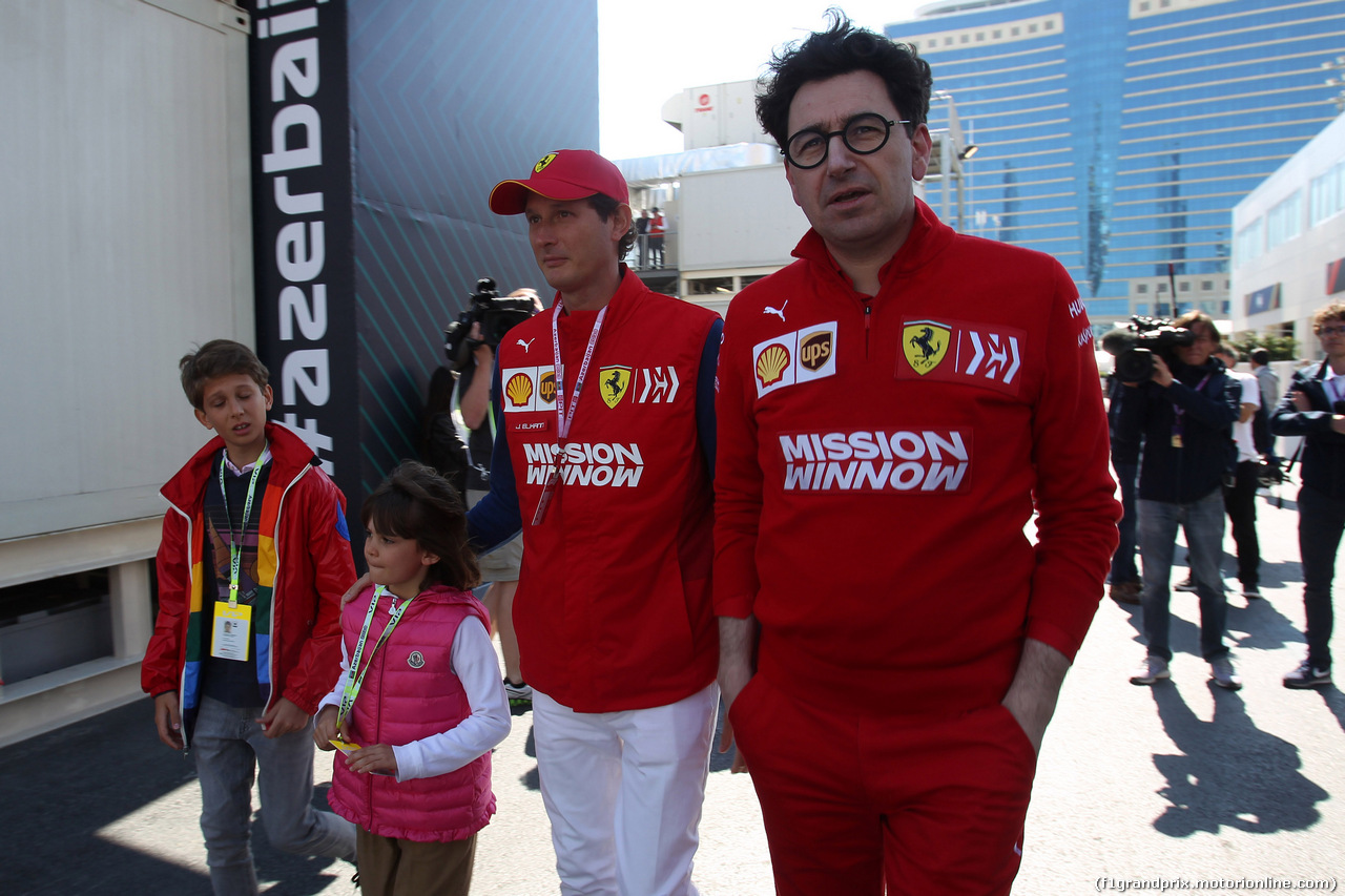 GP AZERBAIJAN, 27.04.2019 - Prove Libere 3, John Elkann (ITA), President Ferrari with his sons e Mattia Binotto (ITA) Ferrari Team Principal