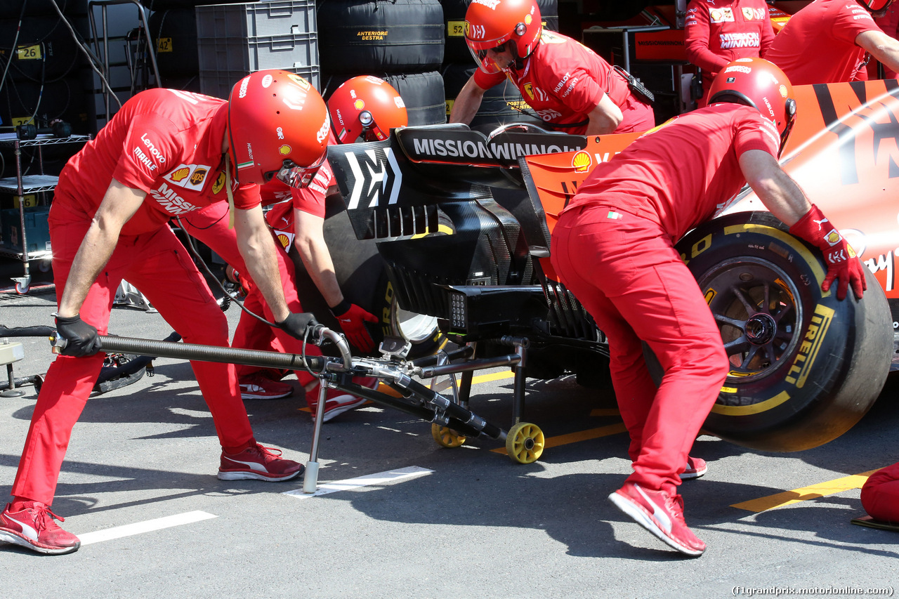 GP AZERBAIJAN, 26.04.2019 - Ferrari practices a pit stop