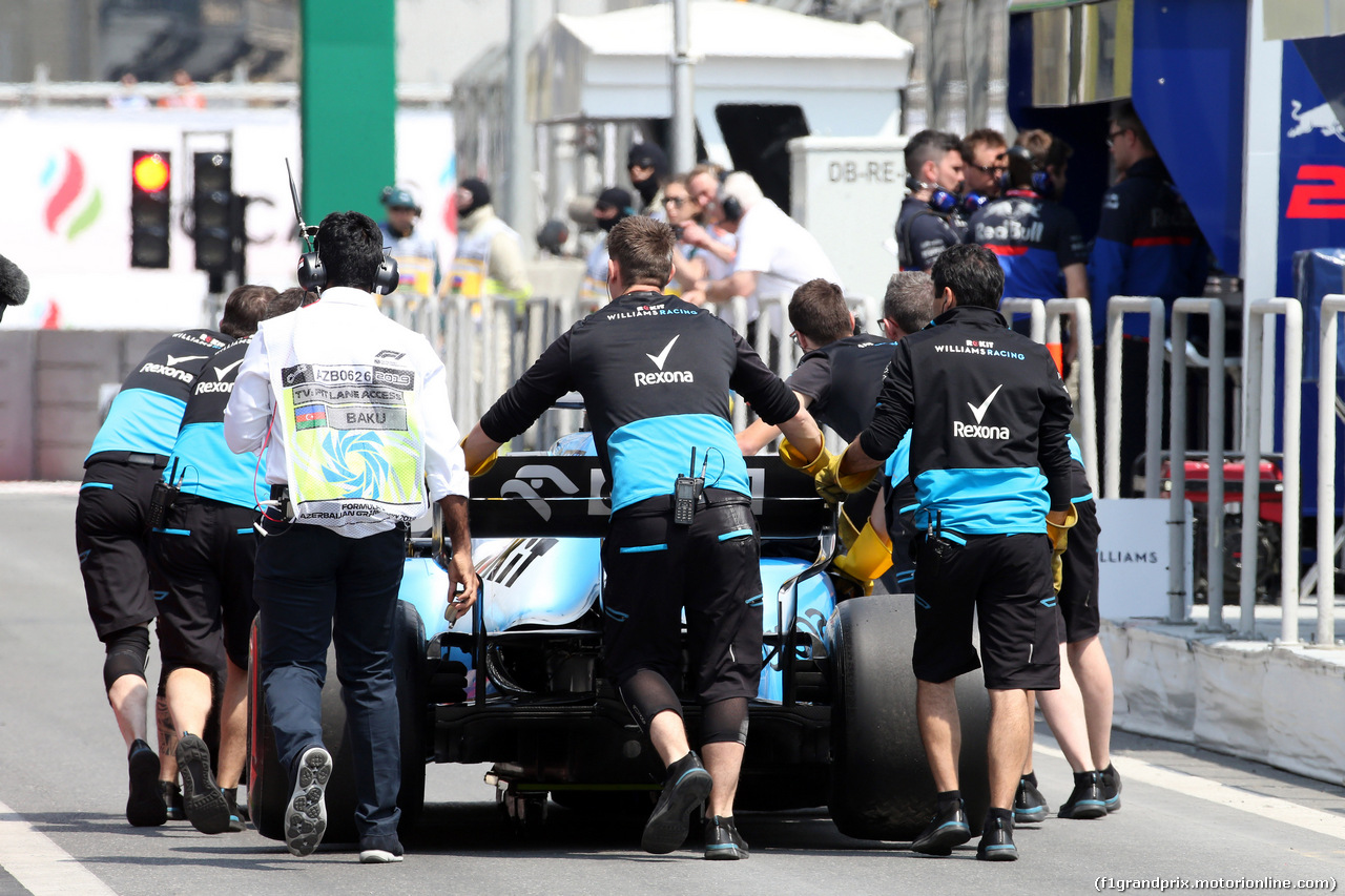 GP AZERBAIJAN, 26.04.2019 - Prove Libere 1, The Williams Racing FW42 of George Russell (GBR) Williams Racing is returned back to the pits after it hit a manhole cover in the first practice session