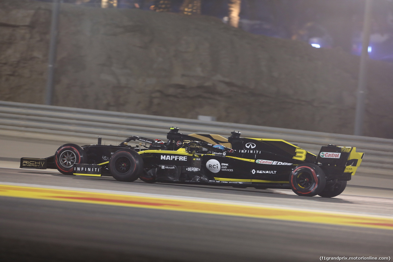 GP BAHRAIN, 31.03.2019- Gara, Kevin Magnussen (DEN) Haas F1 Team VF-19 e Daniel Ricciardo (AUS) Renault Sport F1 Team RS19