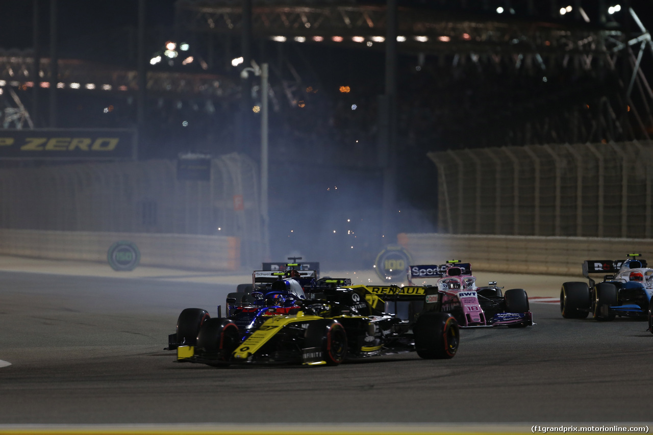 GP BAHRAIN, 31.03.2019- Gara, Nico Hulkenberg (GER) Renault Sport F1 Team RS19 in figt with Alexader Albon (THA) Scuderia Toro Rosso STR14 in front at Lance Stroll (CDN) Racing Point F1 RP19   with Frontal Wing damaged