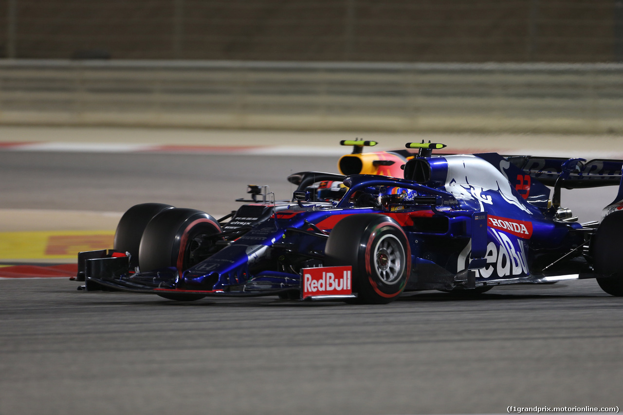 GP BAHRAIN, 31.03.2019- Gara, Alexader Albon (THA) Scuderia Toro Rosso STR14 in fight with Pierre Gasly (FRA) Redbull Racing RB15