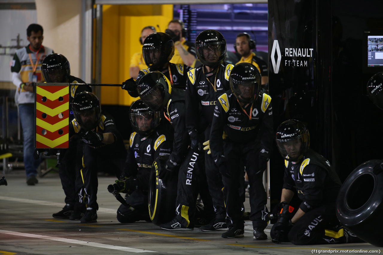 GP BAHRAIN, 31.03.2019- Renault Sport F1 Team meccanici are waiting for pit stop