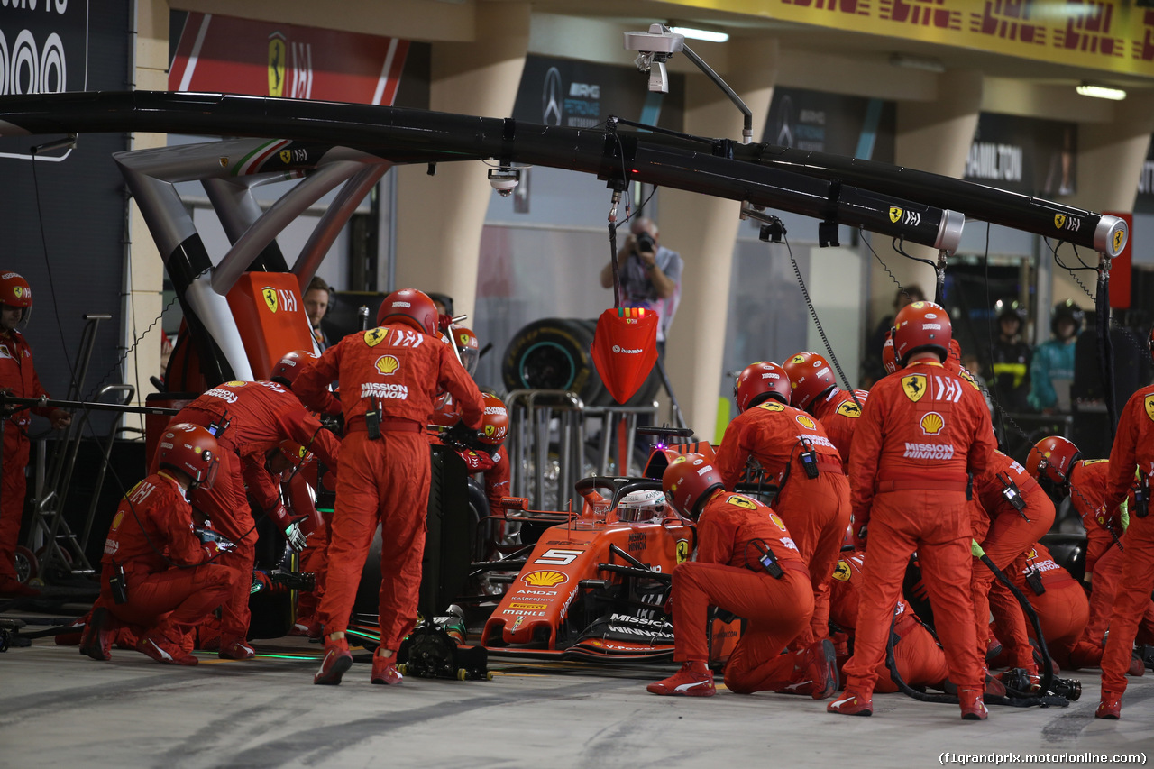 GP BAHRAIN, 31.03.2019- Gara, Sebastian Vettel (GER) Ferrari SF90 pit stop