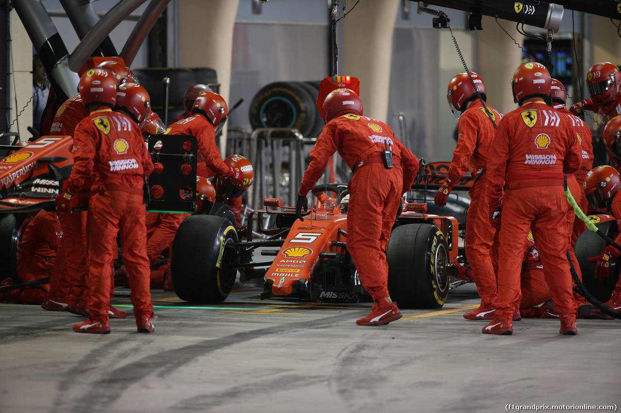 GP BAHRAIN, 31.03.2019- Gara, Sebastian Vettel (GER) Ferrari SF90 pit stop with nosecone change
