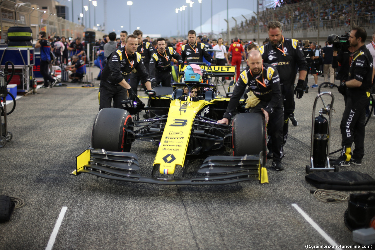GP BAHRAIN, 31.03.2019- partenzaing grid, Daniel Ricciardo (AUS) Renault Sport F1 Team RS19
