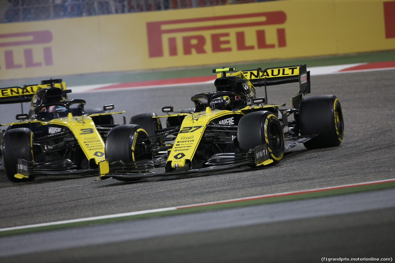 GP BAHRAIN, 31.03.2019- Gara, Daniel Ricciardo (AUS) Renault Sport F1 Team RS19 hits Nico Hulkenberg (GER) Renault Sport F1 Team RS19