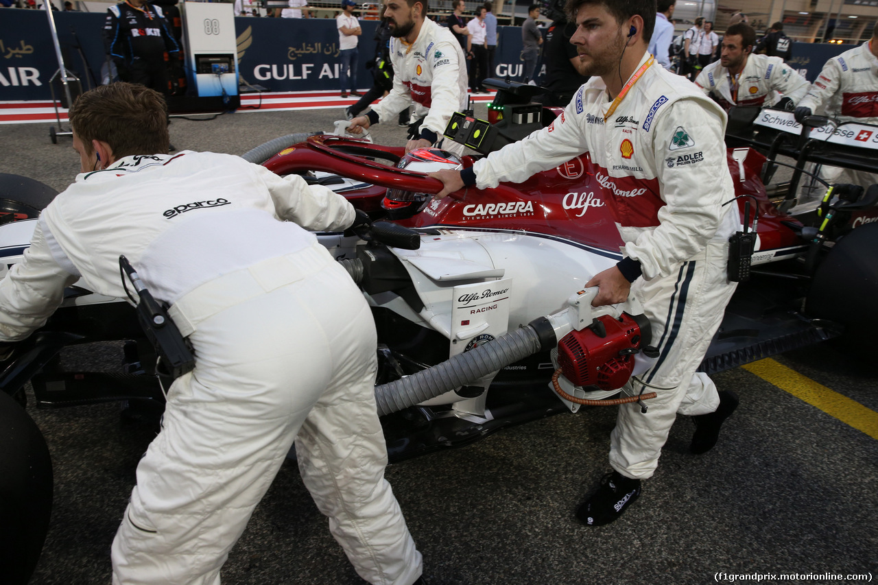 GP BAHRAIN, 31.03.2019- partenzaing grid,  Kimi Raikkonen (FIN) Alfa Romeo Racing C38