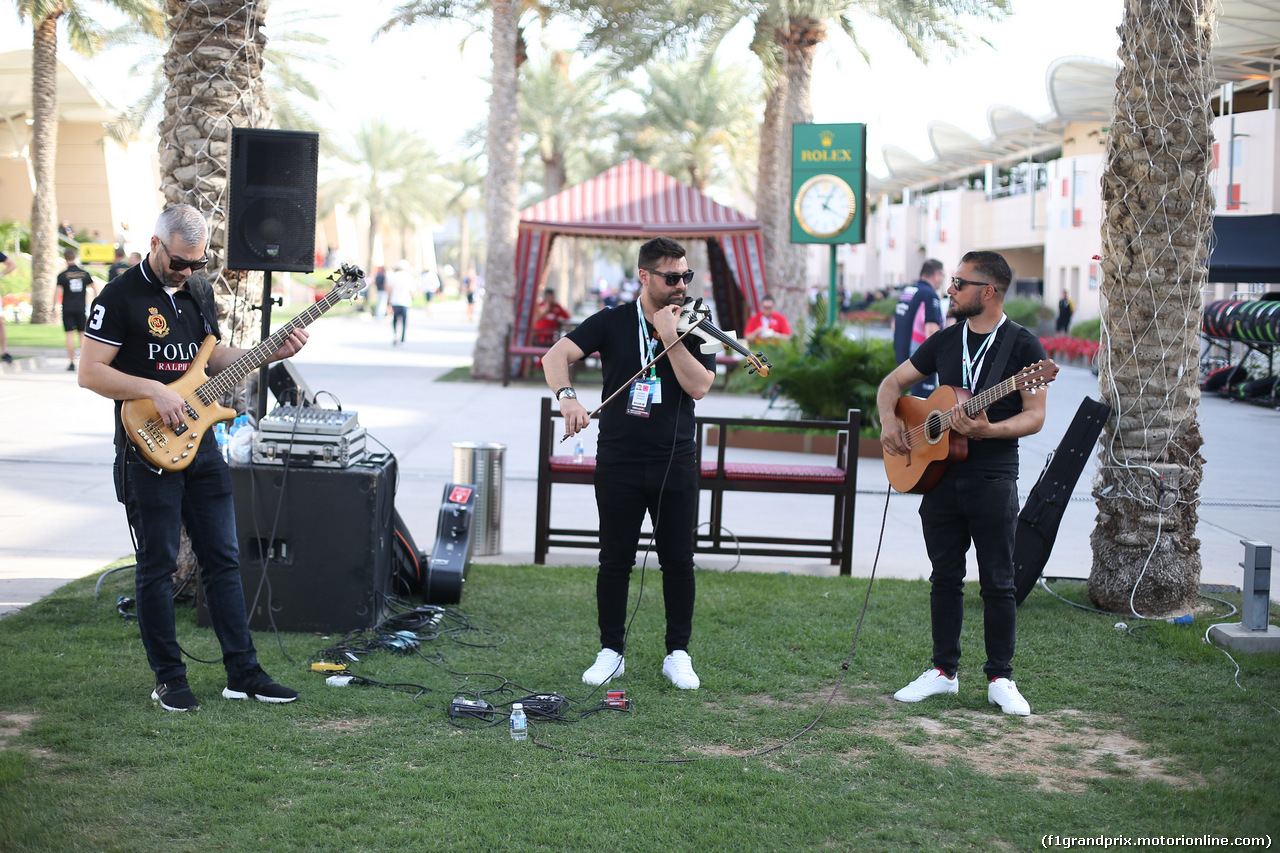 GP BAHRAIN, 28.03.2019- Musical trio in the paddock
