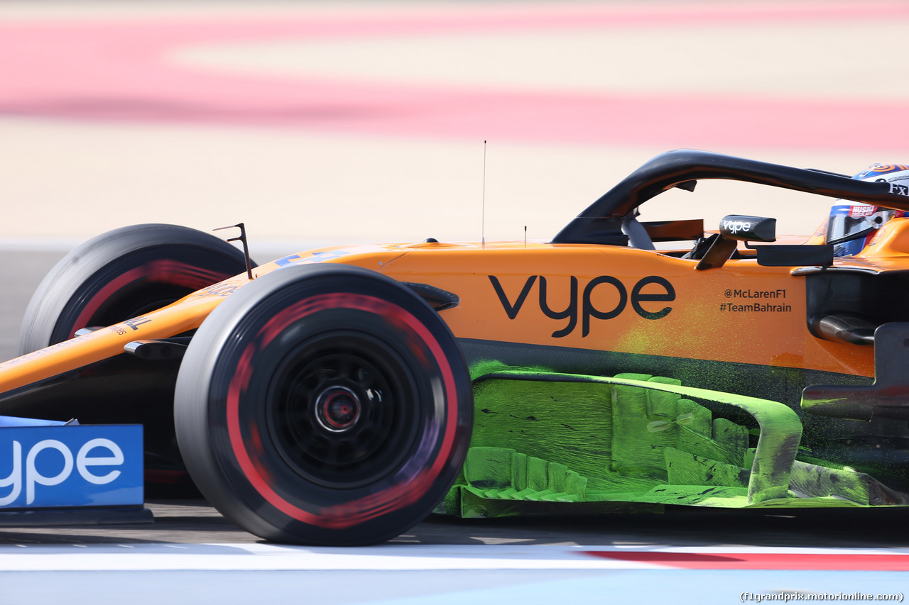 GP BAHRAIN, 29.03.2019- Prove Libere 1, Carlos Sainz Jr (ESP) Mclaren F1 Team MCL34 with flow-vis paint on badge board
