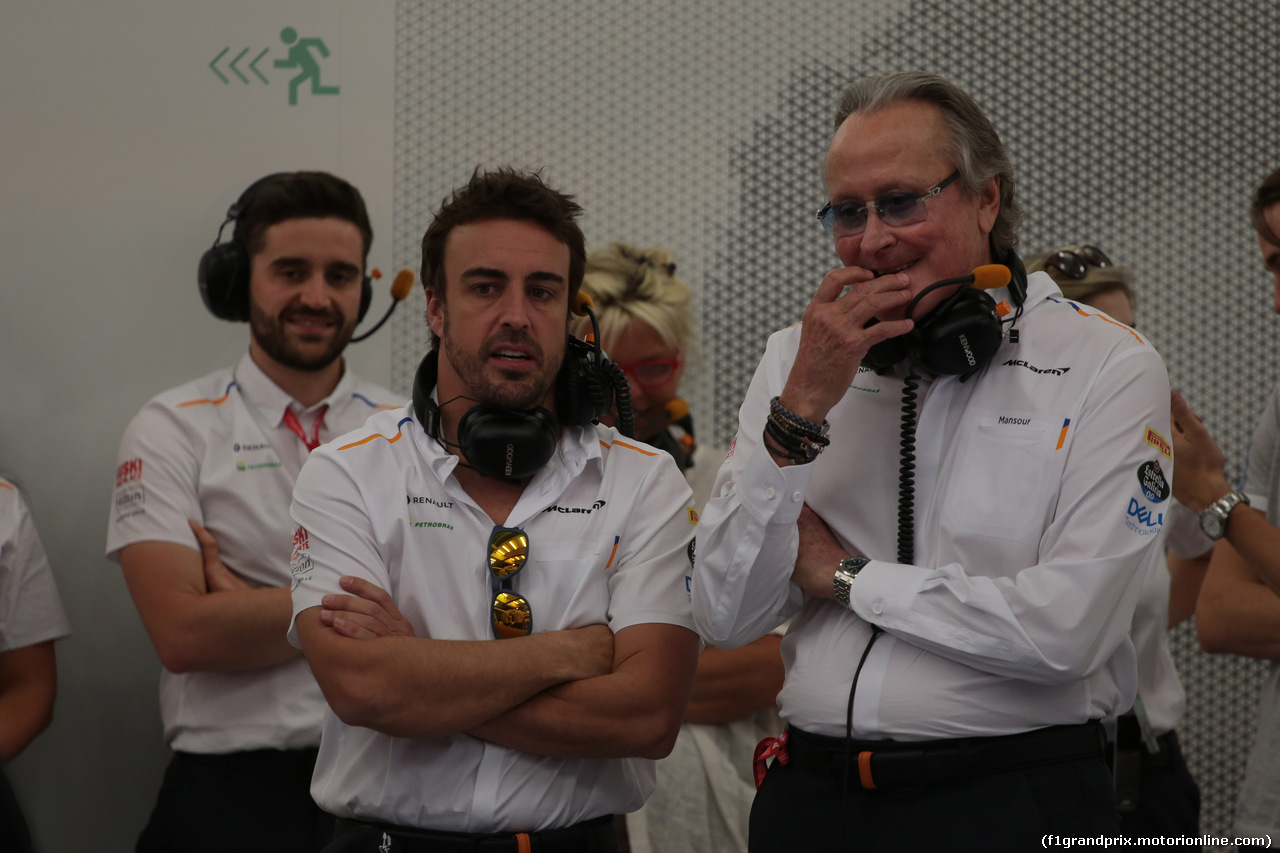 GP BAHRAIN, 29.03.2019- Prove Libere 2, Fernando Alonso (ESP) with Mansour Ojjeh (SUI), McLaren shareholder