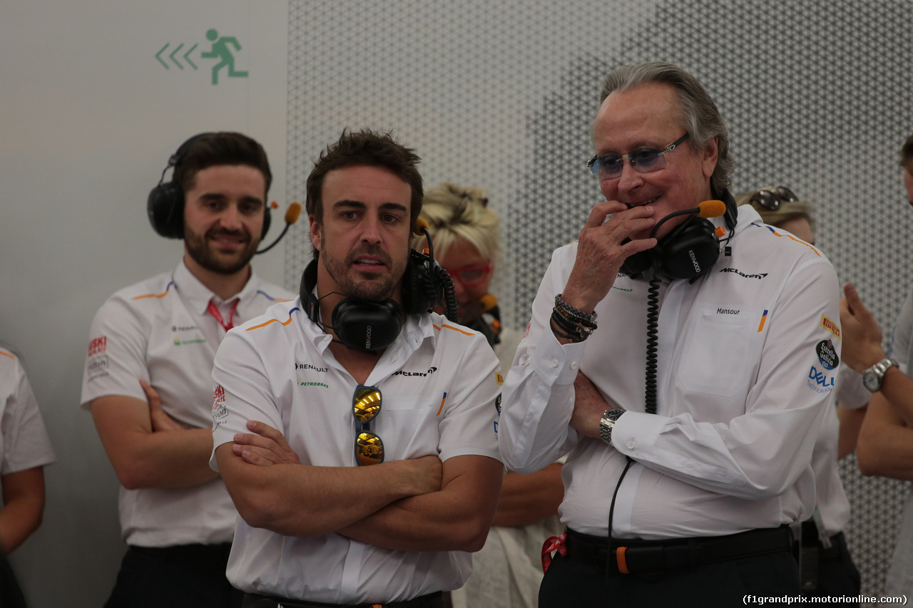 GP BAHRAIN, 29.03.2019- Prove Libere 2, Fernando Alonso (ESP) with Mansour Ojjeh (SUI), McLaren shareholder