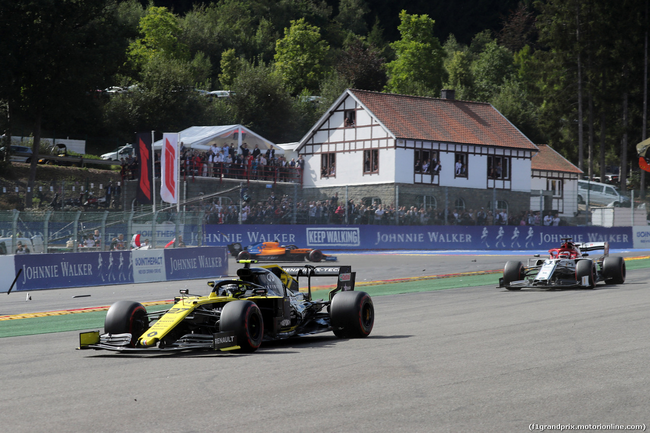 GP BELGIO, 01.09.2019 - Gara, Start of the race, Nico Hulkenberg (GER) Renault Sport F1 Team RS19 e Kimi Raikkonen (FIN) Alfa Romeo Racing C38 off track