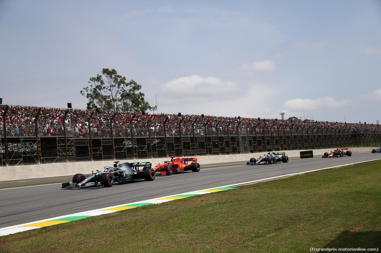 GP BRASILE, 17.11.2019 - Gara, Lewis Hamilton (GBR) Mercedes AMG F1 W10 e Sebastian Vettel (GER) Ferrari SF90