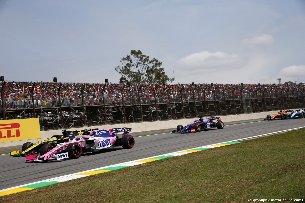 GP BRASILE, 17.11.2019 - Gara, Daniel Ricciardo (AUS) Renault Sport F1 Team RS19 e Lance Stroll (CDN) Racing Point F1 Team RP19