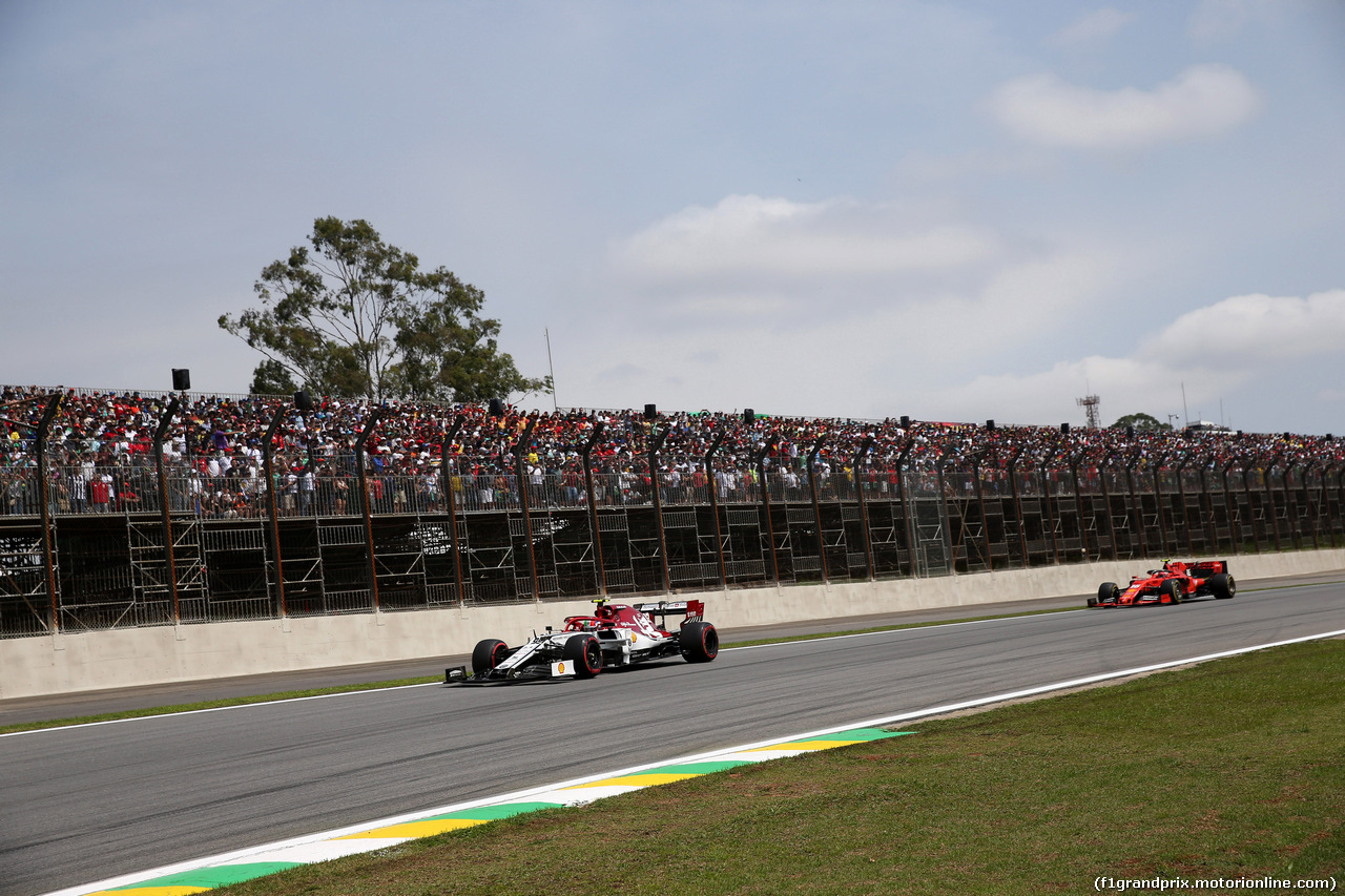 GP BRASILE, 17.11.2019 - Gara, Antonio Giovinazzi (ITA) Alfa Romeo Racing C38 e Charles Leclerc (MON) Ferrari SF90