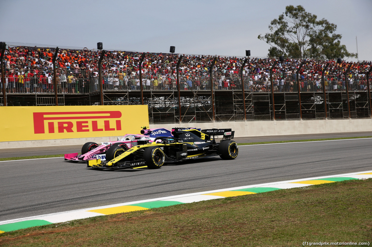 GP BRASILE, 17.11.2019 - Gara, Daniel Ricciardo (AUS) Renault Sport F1 Team RS19 e Lance Stroll (CDN) Racing Point F1 Team RP19