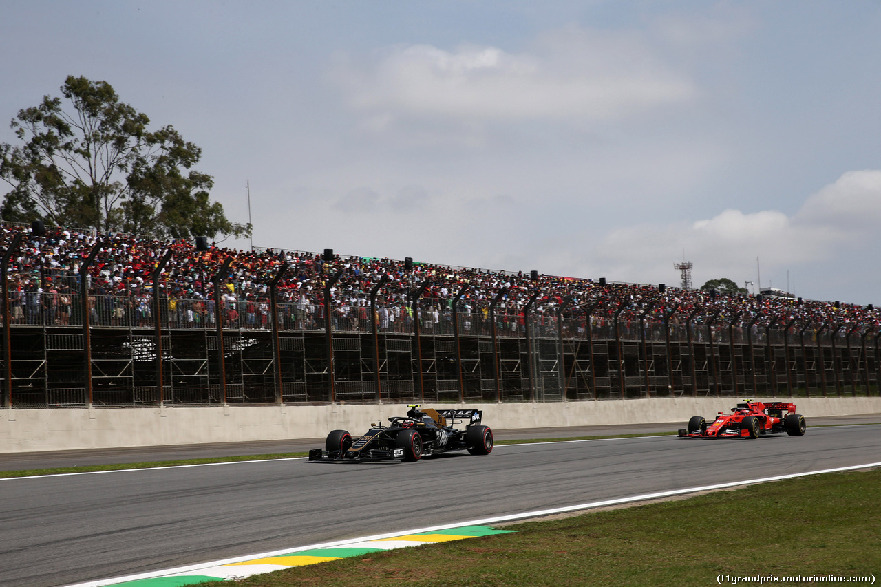 GP BRASILE, 17.11.2019 - Gara, Kevin Magnussen (DEN) Haas F1 Team VF-19 e Charles Leclerc (MON) Ferrari SF90