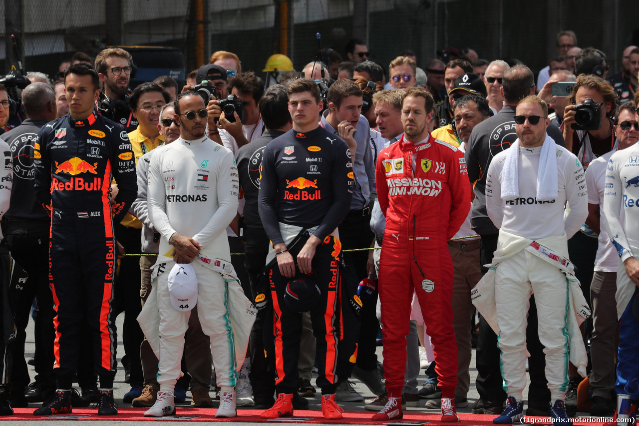 GP BRASILE, 17.11.2019 - Gara, Lewis Hamilton (GBR) Mercedes AMG F1 W10, Max Verstappen (NED) Red Bull Racing RB15 e Sebastian Vettel (GER) Ferrari SF90