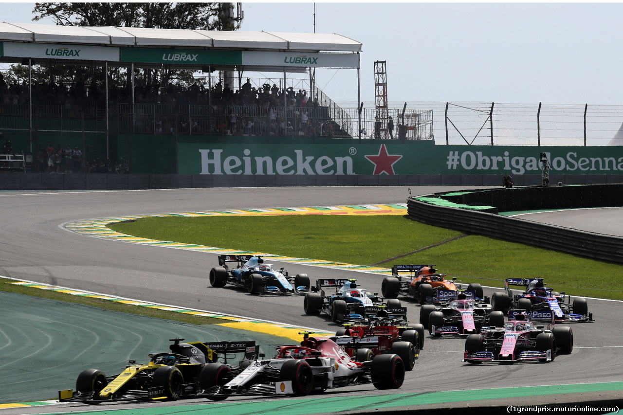 GP BRASILE, 17.11.2019 - Gara, Daniel Ricciardo (AUS) Renault Sport F1 Team RS19 e Antonio Giovinazzi (ITA) Alfa Romeo Racing C38