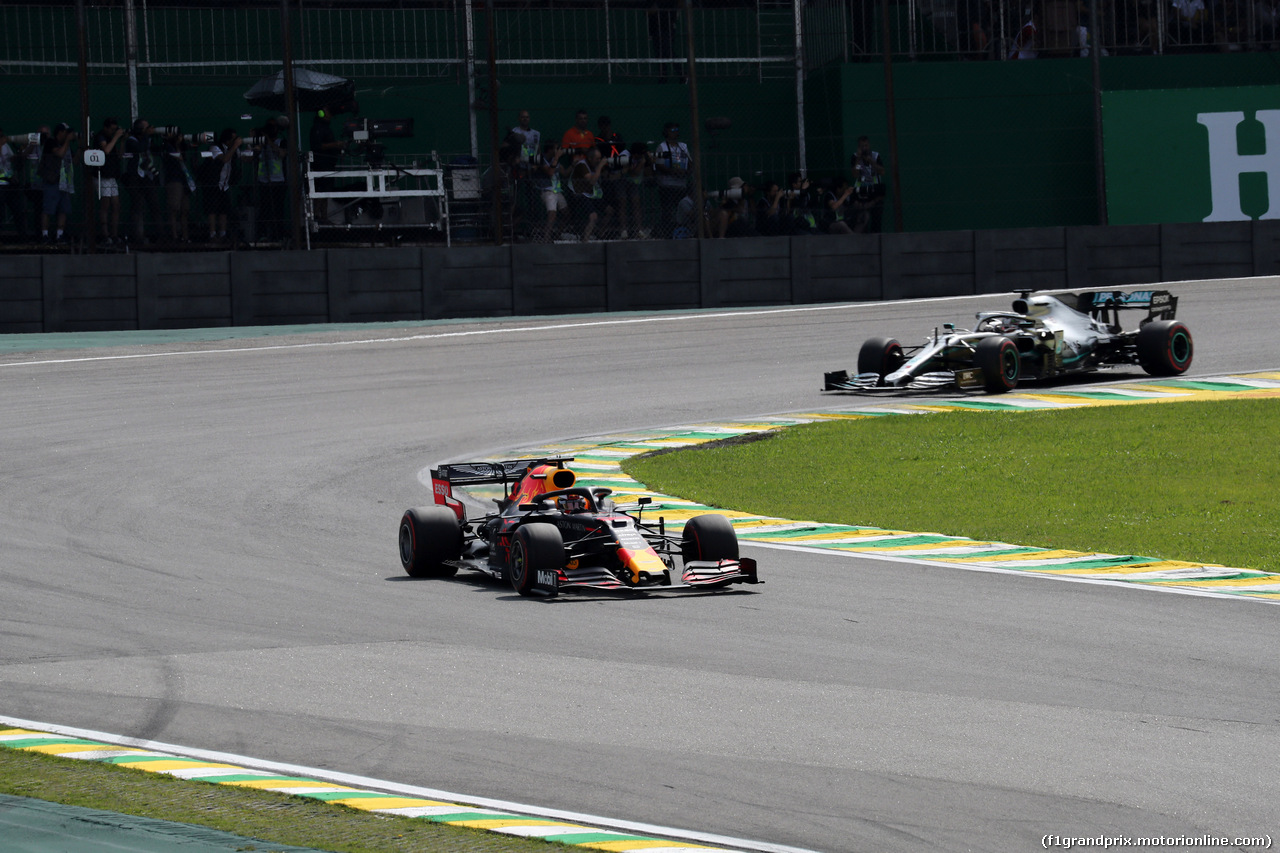 GP BRASILE, 17.11.2019 - Gara, Max Verstappen (NED) Red Bull Racing RB15 e Lewis Hamilton (GBR) Mercedes AMG F1 W10