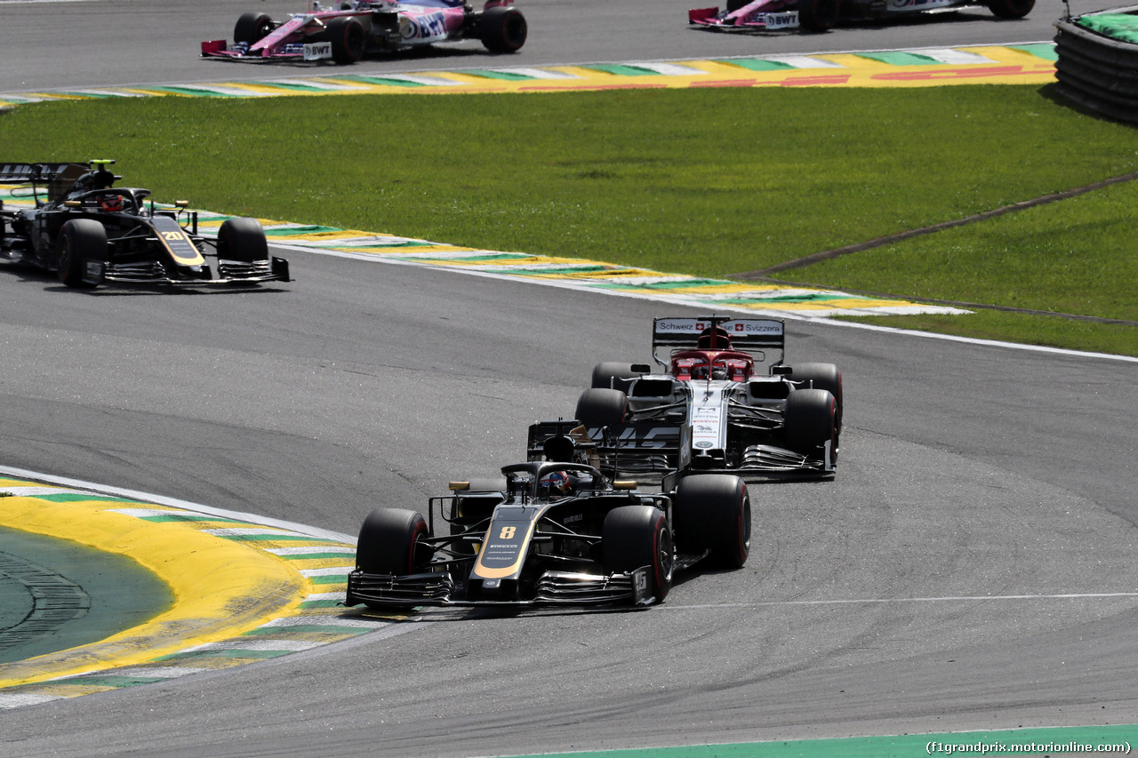 GP BRASILE, 17.11.2019 - Gara, Romain Grosjean (FRA) Haas F1 Team VF-19 e Kimi Raikkonen (FIN) Alfa Romeo Racing C38