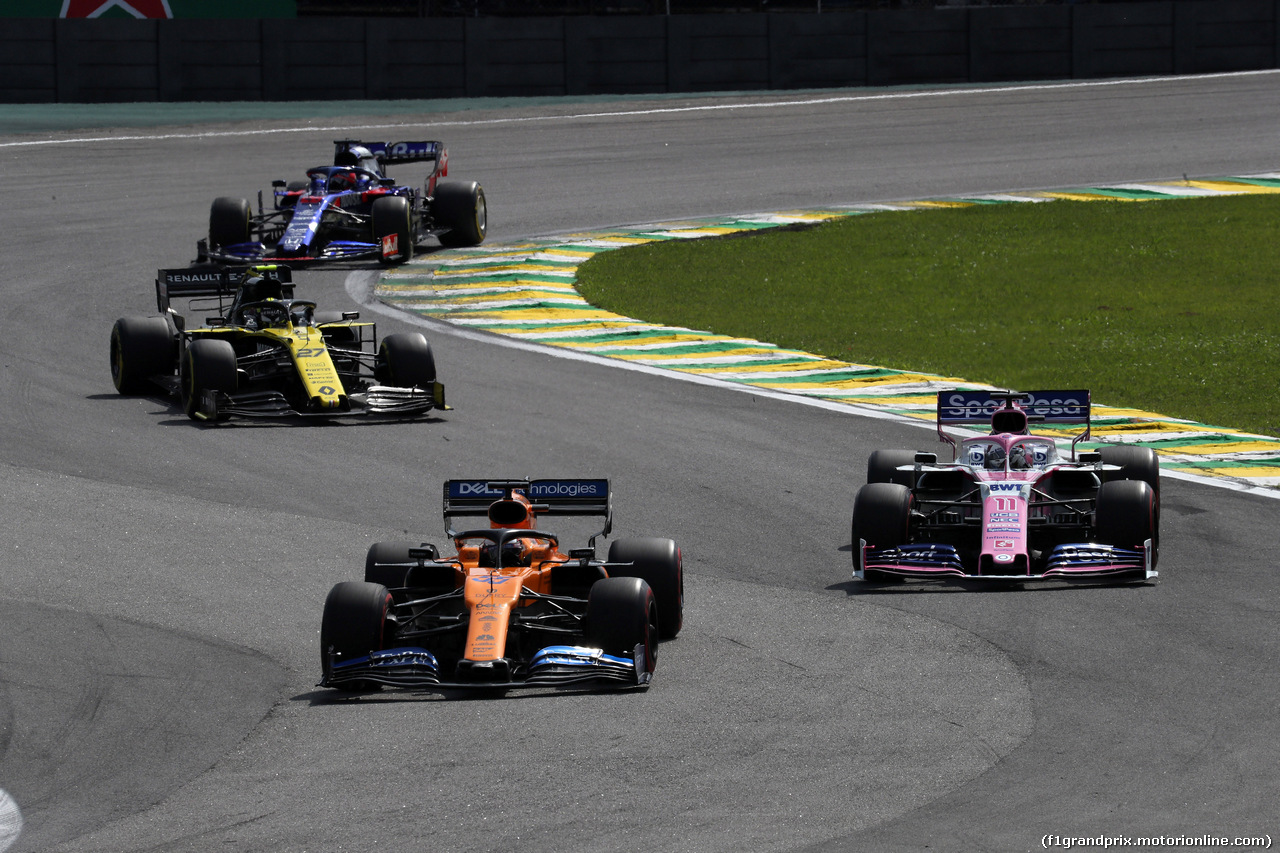 GP BRASILE, 17.11.2019 - Gara, Carlos Sainz Jr (ESP) Mclaren F1 Team MCL34 e Sergio Perez (MEX) Racing Point F1 Team RP19