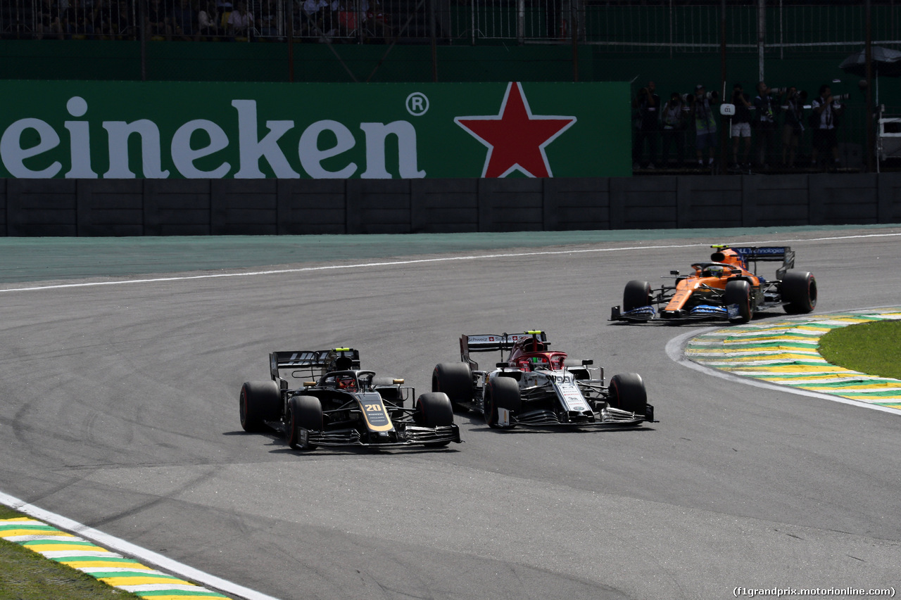 GP BRASILE, 17.11.2019 - Gara, Kevin Magnussen (DEN) Haas F1 Team VF-19 e Antonio Giovinazzi (ITA) Alfa Romeo Racing C38