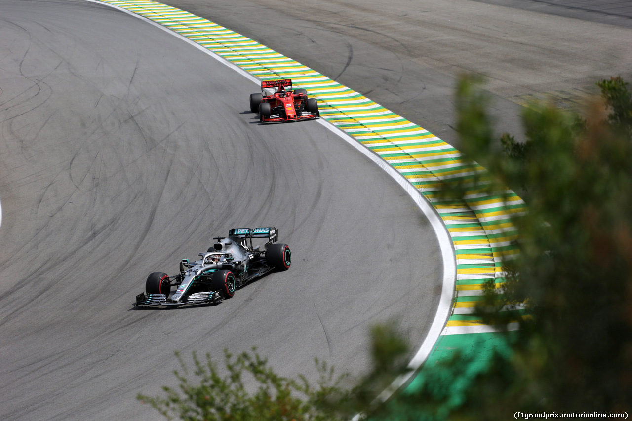 GP BRASILE, 17.11.2019 - Gara,Lewis Hamilton (GBR) Mercedes AMG F1 W10 e Sebastian Vettel (GER) Ferrari SF90