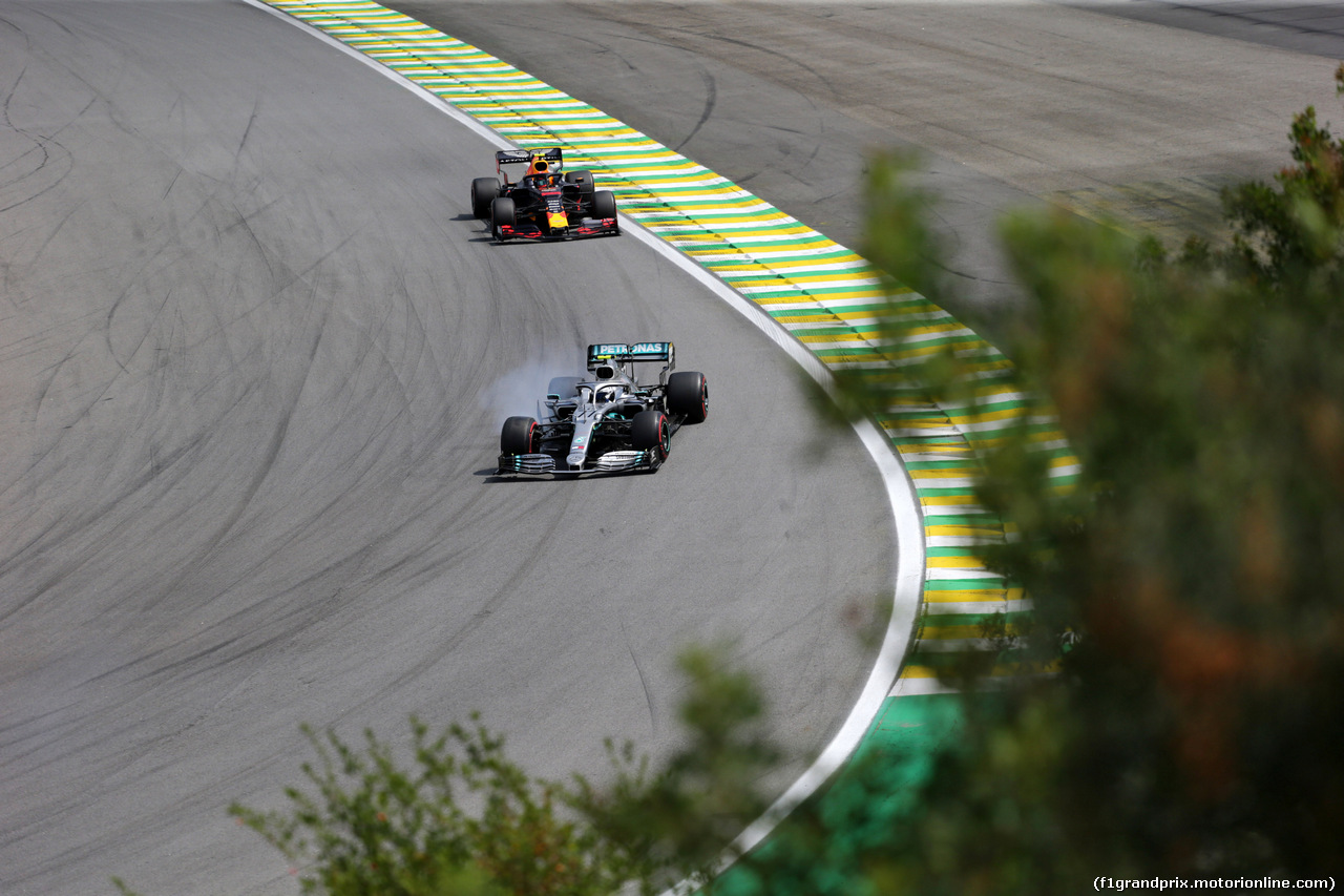 GP BRASILE, 17.11.2019 - Gara, Valtteri Bottas (FIN) Mercedes AMG F1 W010 e Alexander Albon (THA) Red Bull Racing RB15