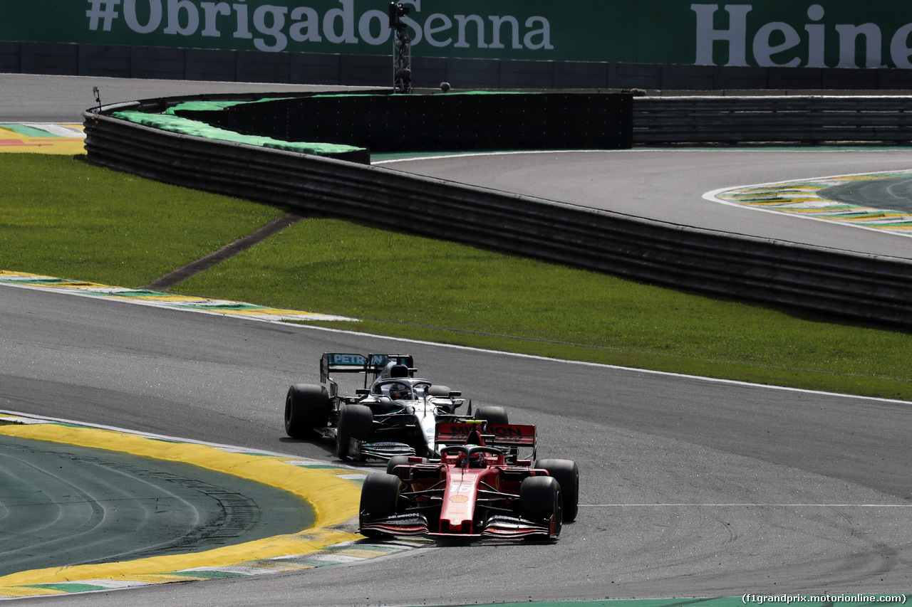 GP BRASILE, 17.11.2019 - Gara, Charles Leclerc (MON) Ferrari SF90 davanti a Lewis Hamilton (GBR) Mercedes AMG F1 W10
