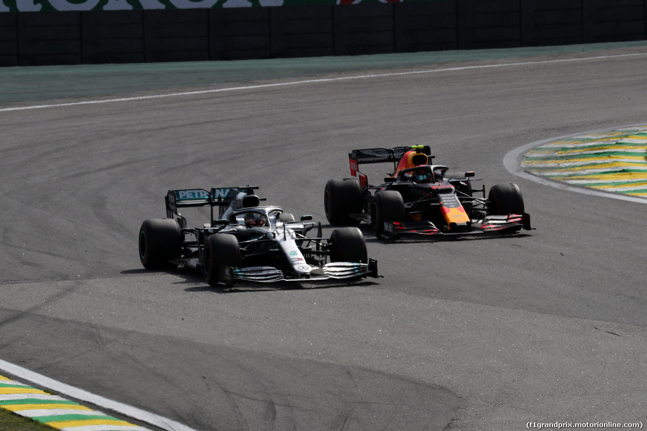 GP BRASILE, 17.11.2019 - Gara, Lewis Hamilton (GBR) Mercedes AMG F1 W10 e Alexander Albon (THA) Red Bull Racing RB15
