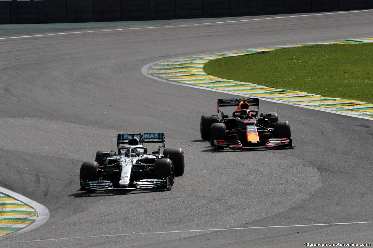 GP BRASILE, 17.11.2019 - Gara, Lewis Hamilton (GBR) Mercedes AMG F1 W10 e Alexander Albon (THA) Red Bull Racing RB15