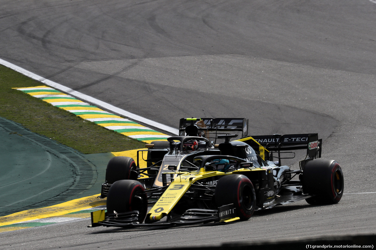 GP BRASILE, 17.11.2019 - Gara, Daniel Ricciardo (AUS) Renault Sport F1 Team RS19 e Kevin Magnussen (DEN) Haas F1 Team VF-19