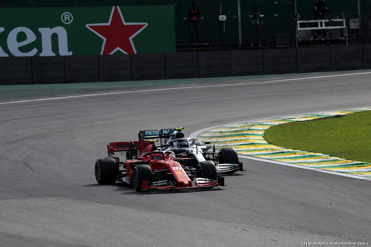 GP BRASILE, 17.11.2019 - Gara, Charles Leclerc (MON) Ferrari SF90 e Alexander Albon (THA) Red Bull Racing RB15