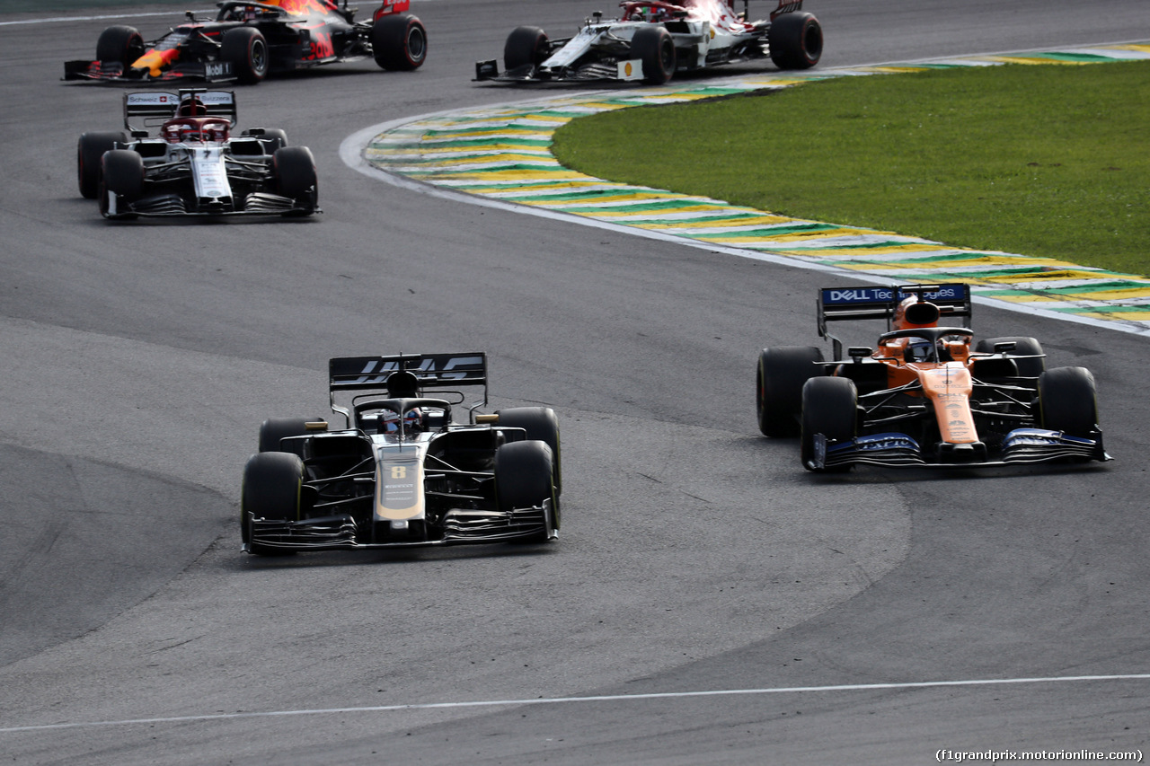 GP BRASILE, 17.11.2019 - Gara, Romain Grosjean (FRA) Haas F1 Team VF-19 e Carlos Sainz Jr (ESP) Mclaren F1 Team MCL34