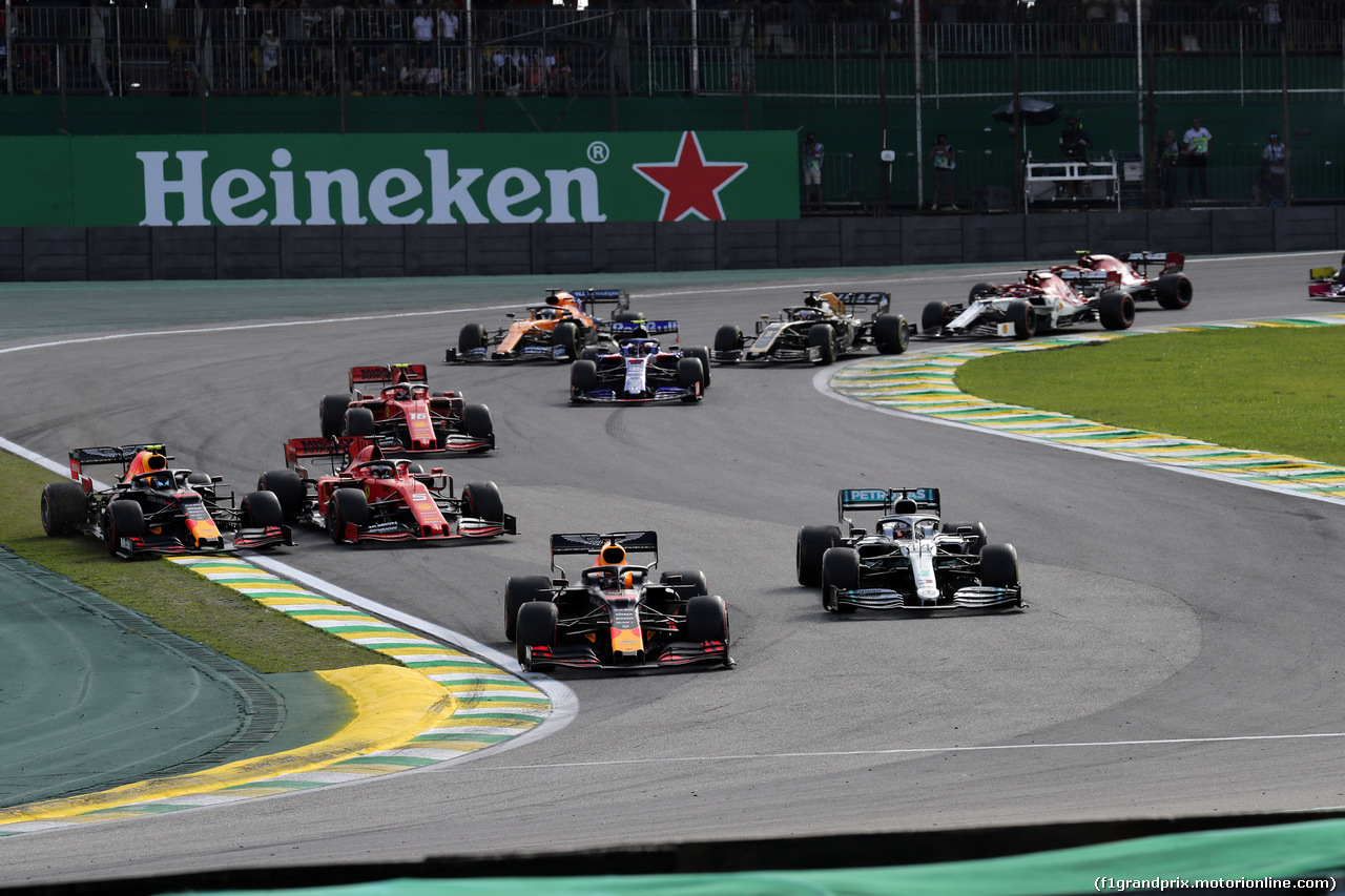 GP BRASILE, 17.11.2019 - Gara, Max Verstappen (NED) Red Bull Racing RB15 e Lewis Hamilton (GBR) Mercedes AMG F1 W10