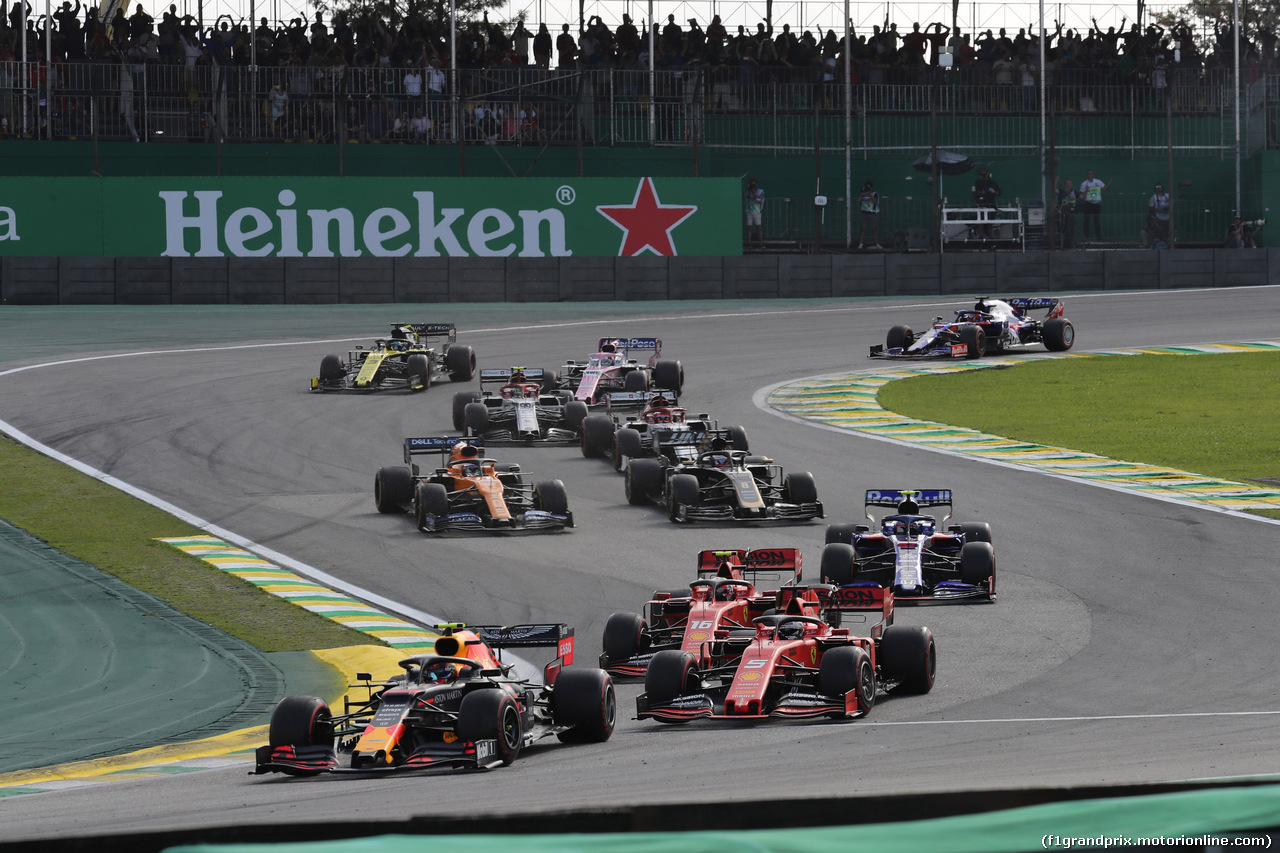 GP BRASILE, 17.11.2019 - Gara, Alexander Albon (THA) Red Bull Racing RB15 davanti a Sebastian Vettel (GER) Ferrari SF90 e Charles Leclerc (MON) Ferrari SF90