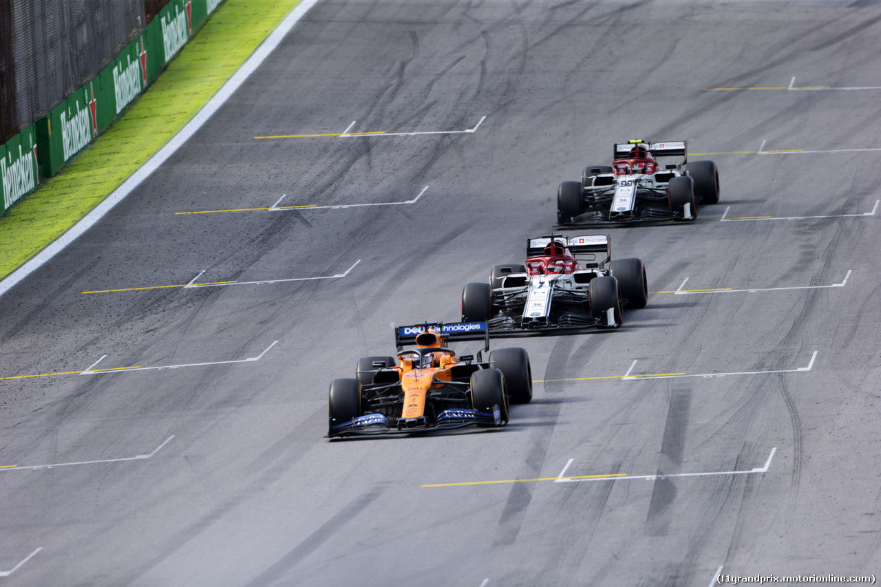 GP BRASILE, 17.11.2019 - Gara, Carlos Sainz Jr (ESP) Mclaren F1 Team MCL34 davanti a Kimi Raikkonen (FIN) Alfa Romeo Racing C38