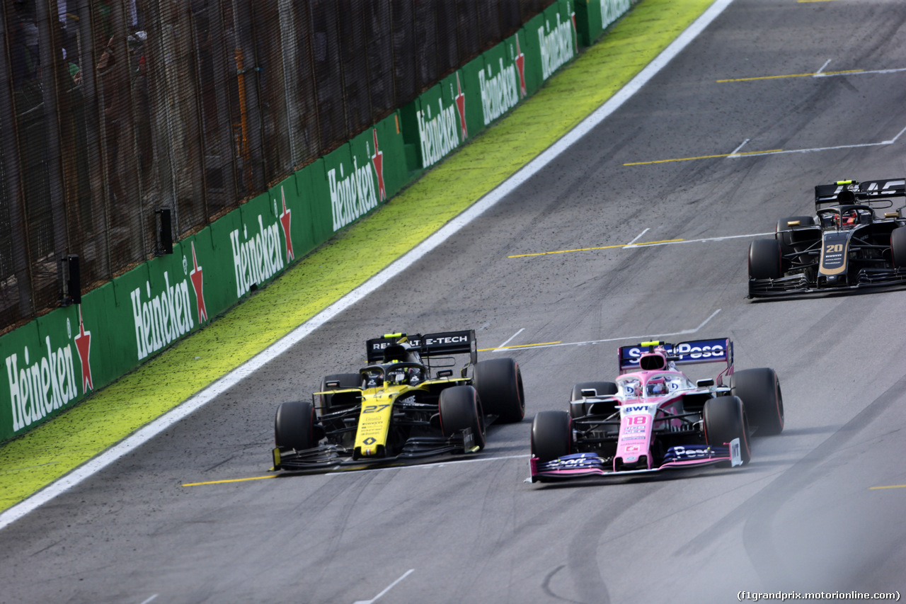 GP BRASILE, 17.11.2019 - Gara, Nico Hulkenberg (GER) Renault Sport F1 Team RS19 e Lance Stroll (CDN) Racing Point F1 Team RP19